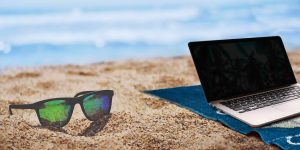 laptop-z-widokiem-na-morze-a-dane-na-widoku-dlaczego-praca-z-plazy-moze-skonczyc-sie-wiekszym-stresem-niz-powrot-z-urlopu